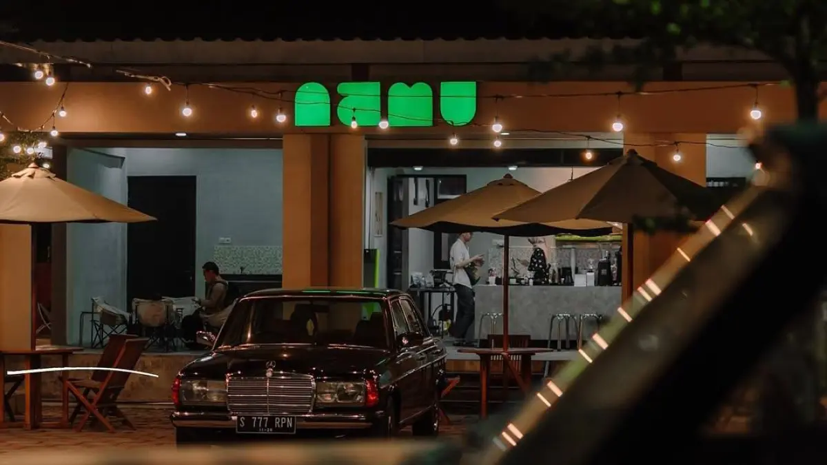 Okira Namu Brew di kawasan Central IKM Batik Mergelo, Kota Mojokerto, menawarkan area outdoor dan semi outdoor yang nyaman untuk nongkrong hingga malam hari.