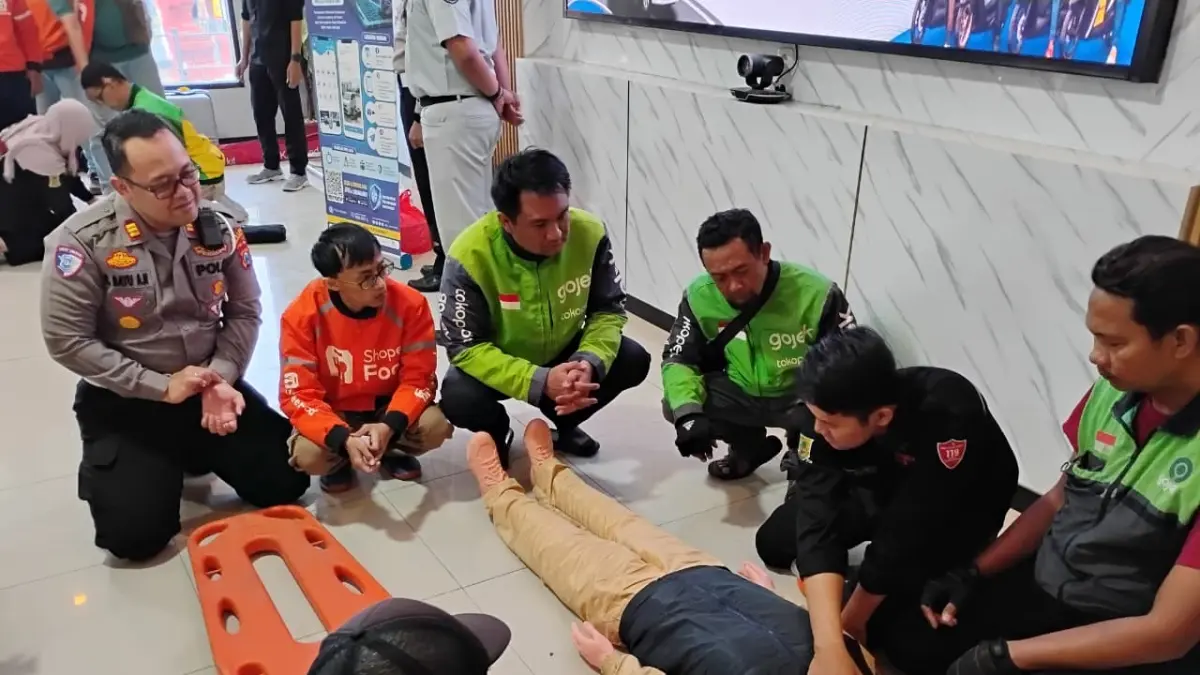 PERTOLONGAN PERTAMA: Para driver ojol mengikuti pelatihan Pertolongan Pertama Gawat Darurat (PPGD) di Mapolres Mojokerto Kota, Kamis (27/8). (Martda/JPRM)
