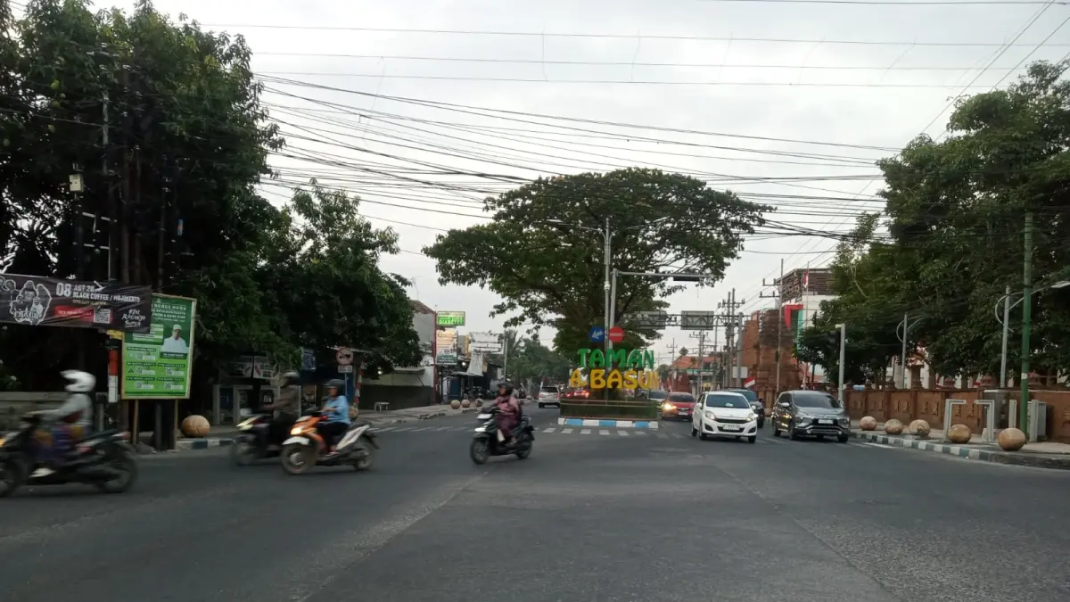 RUANG PUBLIK: Ruas Jalan RA Basuni, Desa/Kecamatan Sooko bakal disulap menjadi area Car Free Day (CFD) oleh Pemkab Mojokerto mulai Minggu (30/8) mendatang. (Harimukti/JPRM)