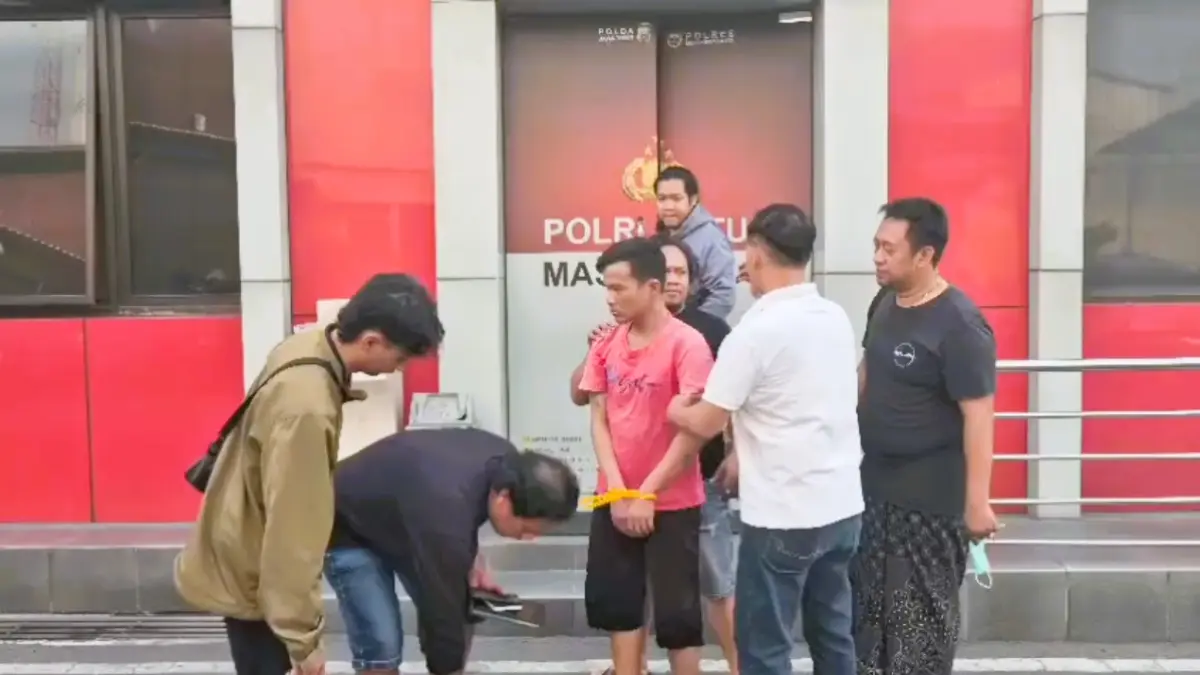 TAK BERKUTIK: Mokhamad Zaki Sulaiman alias MZS hanya bisa pasrah saat diamankan Tim URC Satreskrim Polres Mojokerto Kota. (Martda JPRM)