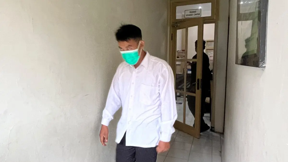 TAK BERKUTIK: RR, terdakwa kasus pelecehan seksual usai menjalani sidang perdana di Pengadilan Negeri Mojokerto, Rabu (19/8) lalu. (Farisma JPRM)