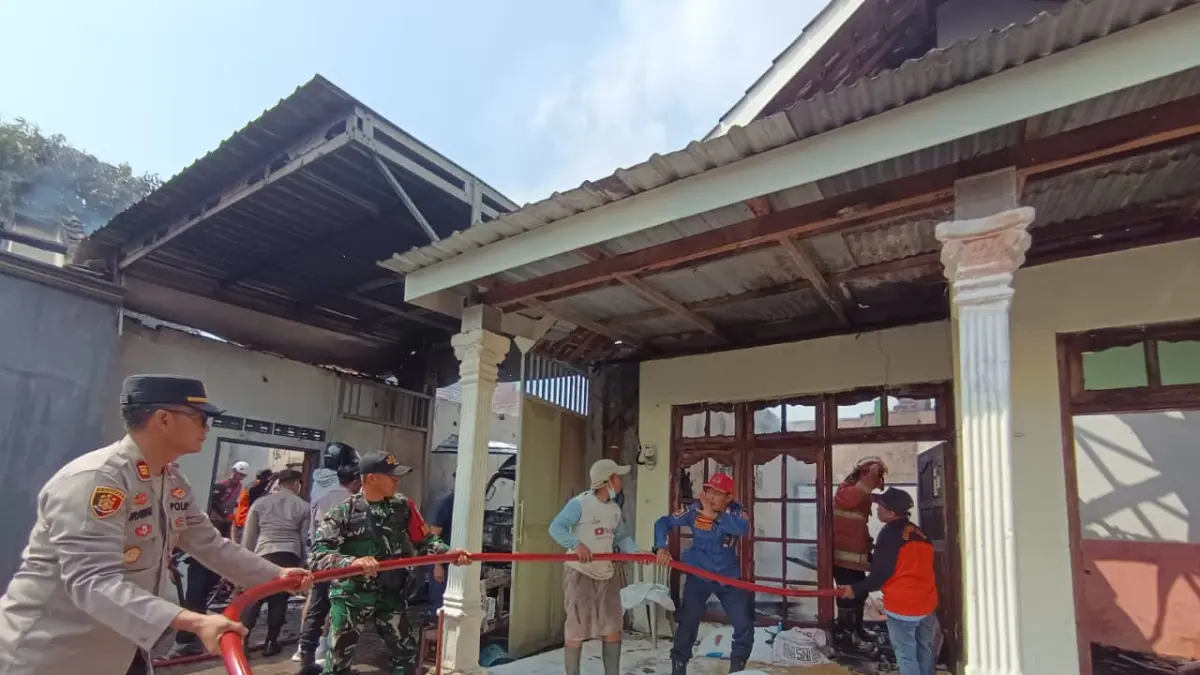 TERBAKAR: Petugas Damkar BPBD Kabupaten Mojokerto bersama petugas gabungan TNI-Polri dan relawan memadamkan api yang membakar bangunan beserta isinya di Dusun Jowinong, Desa Pesanggrahan, Kecamatan Kutorejo, Kamis (27/8). (Rizal/JPRM)