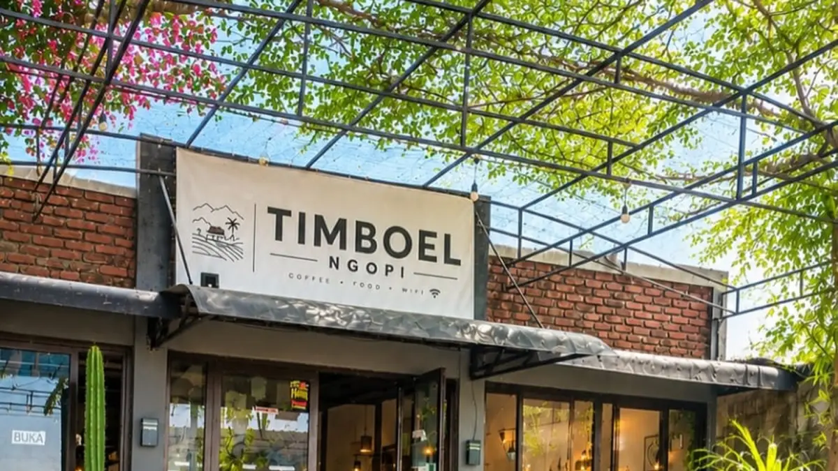 Timboel Ngopi di Meri, Magersari, menawarkan tempat nongkrong bernuansa rumahan dengan area indoor-outdoor, view persawahan, Wi-Fi, dan stopkontak untuk santai maupun mengerjakan tugas.