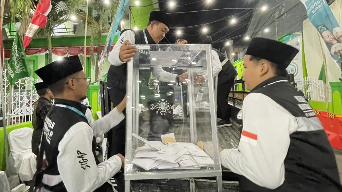 JELANG PEMILIHAN: Tim SIGAP PPBU Tambakberas, Jombang, memboyong kotak suara berisi surat rekomendasi usulan nama bakal calon Tim AHWA PBNU untuk dipindahkan ke kediaman Ketua Umum YPPBU KH Abdurrozaq Sholeh, Jumat (28/8) dini hari.
