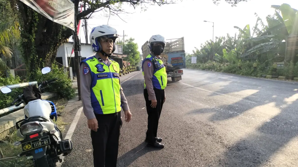 PANTAU ARUS: Personel Satlantas Polres Mojokerto Kota disiagakan di Simpang Tiga Ranjen, Desa Gempolkerep, Kecamatan Gedeg, Kabupaten Mojokerto, Jumat (28/8).
