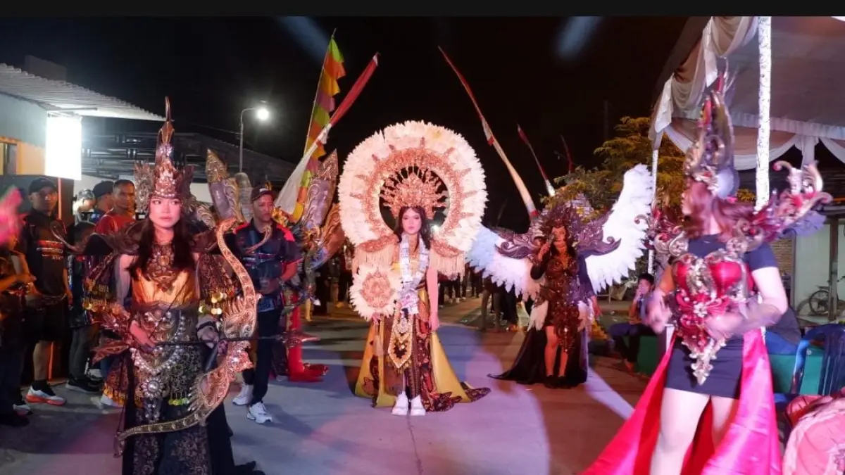 SEMARAK: Peserta karnaval menampilkan kostum megah bertema budaya di ajang Gebangmalang Culture Carnival 2026, Desa Gebangmalang, Mojoanyar, Sabtu (23/8). (Indah JPRM)