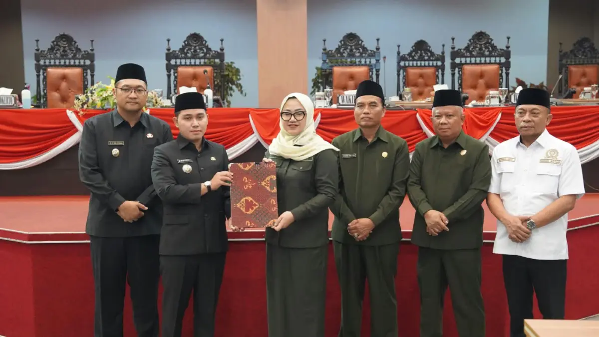 SEPAKAT: Bupati Mojokerto Muhammad Albarraa bersama jajaran pimpinan DPRD Kabupaten Mojokerto menandatangani kesepakatan bersama atas KUPA dan Rancangan Perubahan PPAS 2026 pada rapat Paripurna, di kantor DPRD, Jumat (28/8). (Dori JPRM)