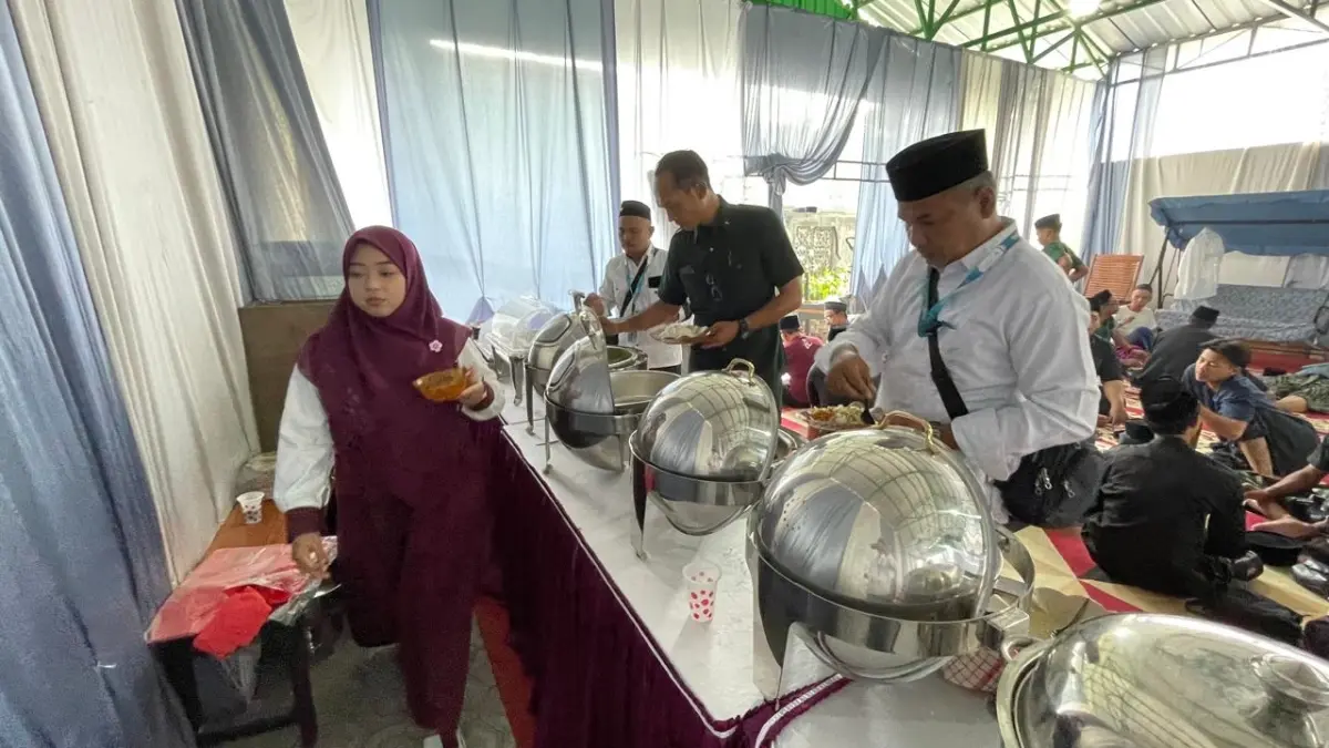 SERASA HAJATAN: Paket menu makanan gratis yang disajikan warga Tambakberas, Desa Tambakrejo, Jombang, khusus untuk menyambut muktamirin. (Chariris/JPRM)