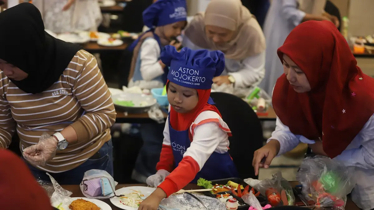 SERU DAN MERIAH: Suasana kemeriahan ibu dan anak saat merias lunchbox dalam ajang lomba Little Lunchbox Heroes, Jumat (28/8).&nbsp;(Sofan JPRM)