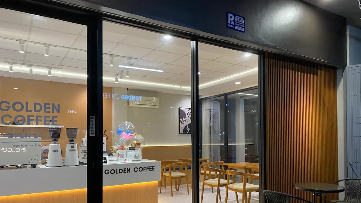Spot nongkrong 24 jam Golden Coffee Mojosari. Kini hadir di Ruko Royal Jl. Airlangga dengan area lebih luas dan estetik.