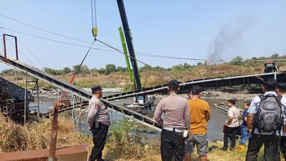 TRAGIS: Petugas Polsek Ngoro saat mendatangi lokasi kejadian kecelakaan kerja yang menewaskan seorang pekerja di Desa Manduro Manggung Gajah, Kecamatan Ngoro, Kamis (27/8). (dok Polsek Ngoro for JPRM)