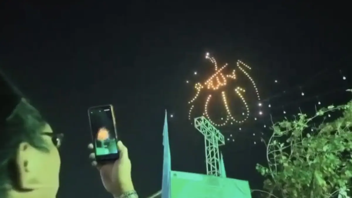 JADI PERHATIAN: Nahdliyin mengabadikan drone show membentuk formasi lafal Allah, di Pondok Pesantren Bahrul Ulum (PPBU) Tambakberas, Jombang, Jumat (28/8) malam. 