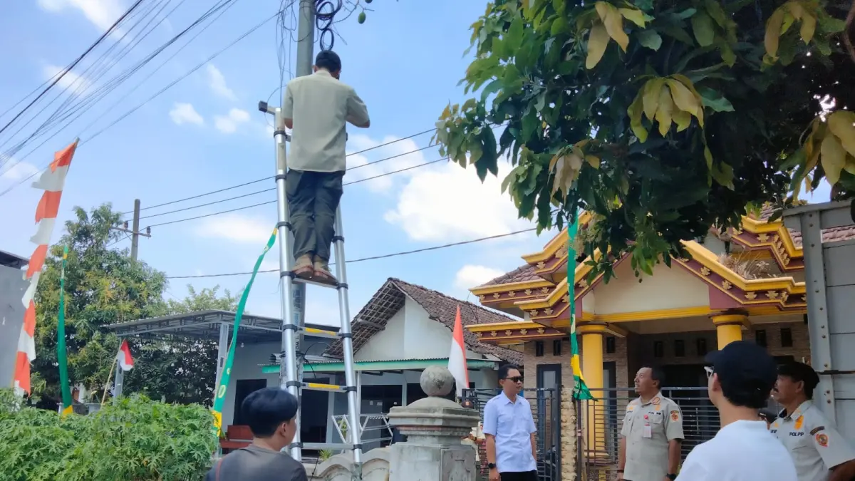 MASIH MENJAMUR: Kepala Satpol PP Kabupaten Mojokerto M. Taufikurrahman saat memimpin penertiban provider liar yang nempel pada tiang PJU di kawasan Kecamatan Gedeg, Rabu (26/8).