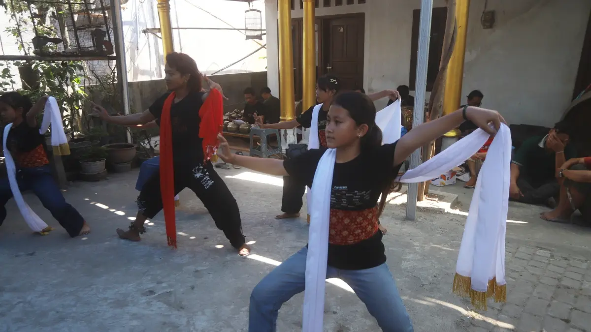 LATIHAN DI TERAS: Sekelompok anak muda berlatih kesenian ludruk di pelataran rumah salah satu warga Desa Sidoharjo, Kecamatan Gedeg, Senin (1/9). Kalangan muda dari generasi Z dan Aplha diajak mengenal kesenian tradisional khas Jawa Timur tersebut. (Sofan Kurniawan/JPRM)
&nbsp;