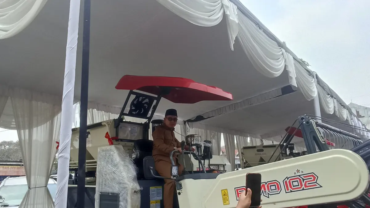 ALSINTAN: Bupati Muhammad Albarraa didampingi Kepala Dinas Pertanian Ludfi Ariyono menyerahkan dua unit mesin combine harvester senilai Rp 1,18 miliar di halaman Pujasera Pohjejer, Desa Pohjejer, Kecamatan Gondang, Selasa (1/9).
