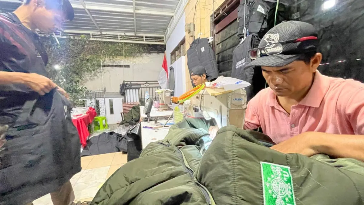 BERKAH MUKTAMAR: Perajin sekaligus penjual jaket dan rompi bordir melayani pesanan pengunjung Muktamar ke-35 NU, di Pondok Pesantren Bahrul Ulum, Tambakberas, Jombang, Sabtu (29/8). (Chariris/JPRM)