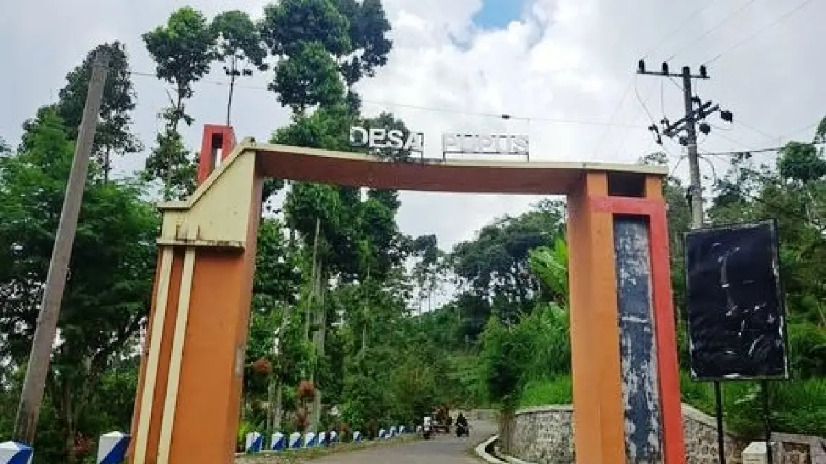 Gapura masuk Desa Pupus, Kecamatan Ngebel, Ponorogo terlihat tampak megah. 