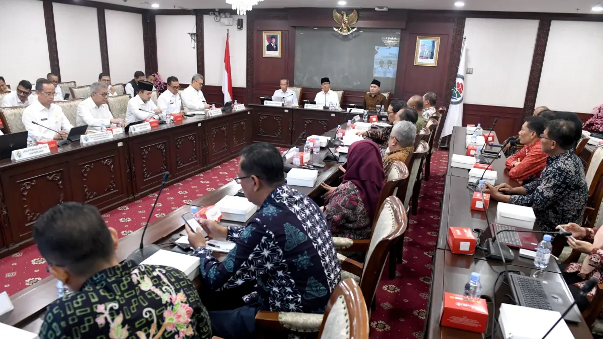 KOLABORASI: Mendes PDT Yandri Susanto dan jajaran menerima audiensi Bupati Muhammad Albarraa bersama rombongan atas kesiapan daerah menjadi tuan rumah Hari Desa Nasional 2027 di kantor Kemendes PDT, Kalibata, Jakarta Selatan, Senin (31/8). (Dori/JPRM)