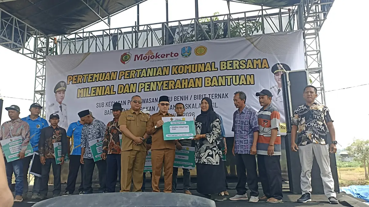 SALURKAN BANTUAN: Bupati Muhammad Albarraa didampingi Kepala Dinas Pertanian Ludfi Ariyono menyerahkan bantuan Alsintan dan peternakan saat program pelatihan di halaman Pujasera Pohjejer, Desa Pohjejer, Kecamatan Gondang, Selasa (1/9). (Dori/JPRM)