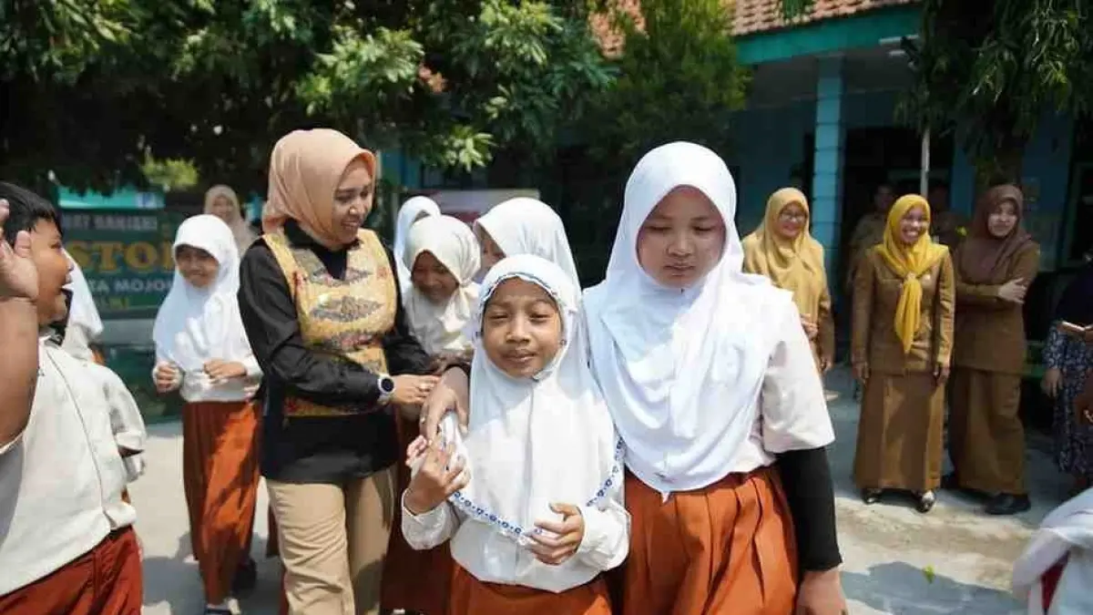 SEKTOR PRIORITAS: Wali Kota Mojokerto Ika Puspitasari bersama siswa sekolah dasar. Pemkot mengalokasikan tambahan anggaran untuk meningkatkan fasilitas pembelajaran di P-APBD 2026. (dok Pemkot Mojokerto)