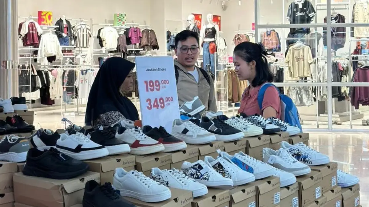 SERBU: Pengunjung Matahari Bazaar sedang asik melihat produk diskon di area Grand Atrium Sunrise Mall Mojokerto.