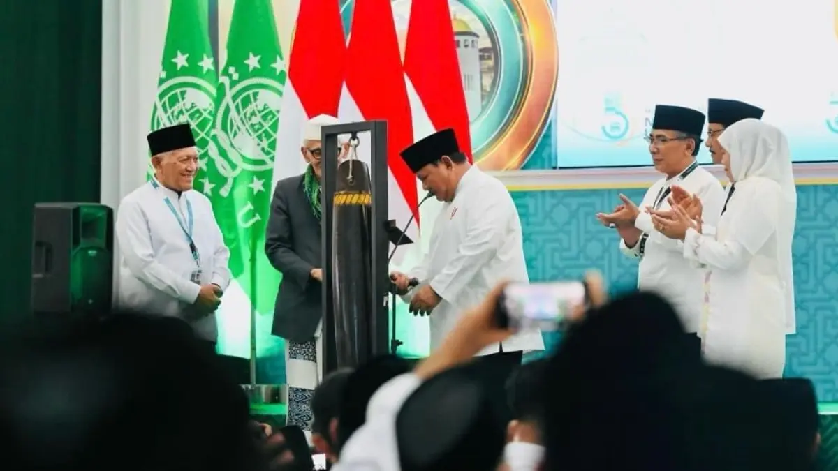 JALIN UKHUWAH: Ketua PBNU terpilih, KH Abdul Hakim Mahfudz (kiri), mendampingi Presiden Prabowo Subianto memukul kentongan tanda resmi ditutupnya Muktamar ke-35 NU di GSG Serbaguna KH Hasbullah Said, Pondok Pesantren Bahrul Ulum Tambakberas, Jombang, Senin (31/8). (Chariris/JPRM)