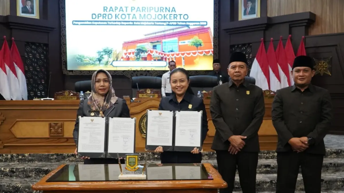 DISEPAKATI: Wali Kota Mojokerto Ika Puspitasari dan Ketua DPRD Kota Mojokerto Ery Purwanti dan para wakil ketua menunjukkan berita acara Rapat Paripurna DPRD Kota Mojokerto dengan agenda Pengambilan Keputusan atas Raperda P-APBD TA 2026 di gedung DPRD, Rabu (2/9). (dok Pemkot Mojokerto)