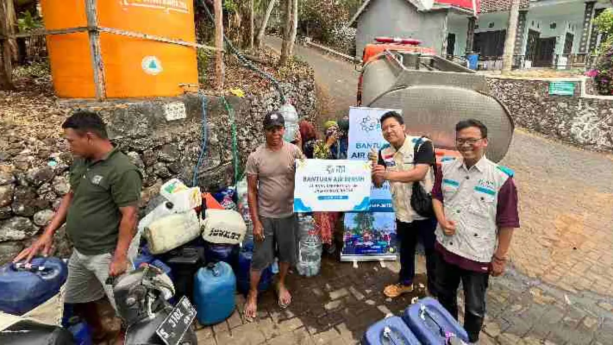 PT PLN (Persero) UP3 Mojokerto melalui Yayasan Baitul Maal (YBM) PLN berkolaborasi dengan BPBD Kabupaten Mojokerto dan PLN UIP JBTB menyalurkan bantuan air bersih bagi masyarakat di kaki Gunung Penanggungan, tepatnya di Dusun Telaga, Desa Kunjorowesi, Kecamatan Ngoro, Kabupaten Mojokerto, Jumat (28/08).