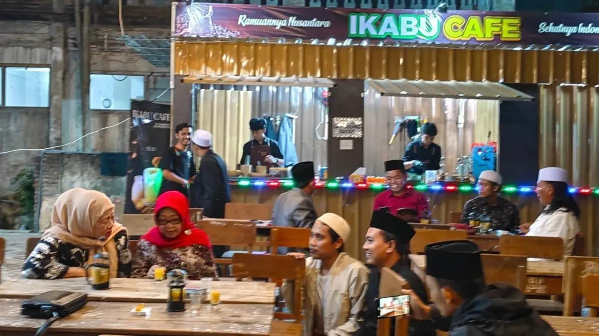 DIMINATI: Dzurriyah KH Abdul Wahab Chasbullah, Nyai Hj. Chisbiyah dan Nyai Hj. Mundjidah Wahab, mengunjungi kafe yang menyajikan ragam minuman tradisional di halaman Graha IKABU, Pondok Pesantren Bahrul Ulum Tambakberas, Jombang. (Chariris/JPRM)