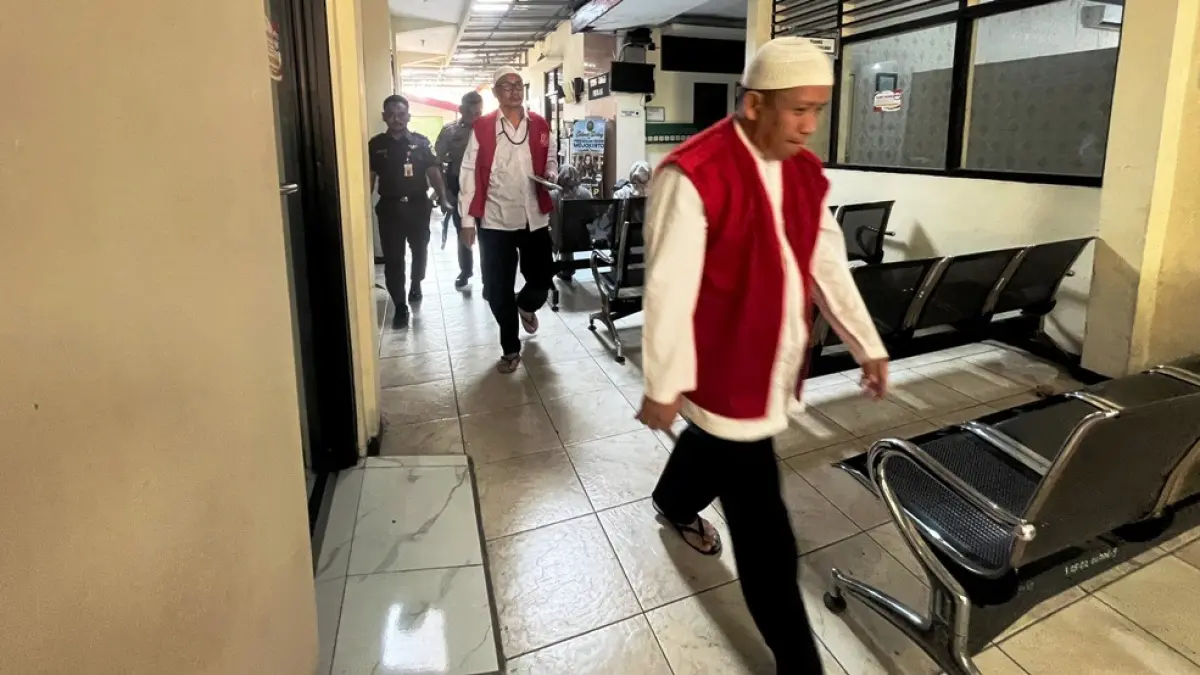 DITOLAK: Dua terdakwa kasus penipuan kontraktor, Sunaryo dan Mujiono, usai menjalani sidang di Pengadilan Negeri Mojokerto, Agustus lalu. (Farisma JPRM)