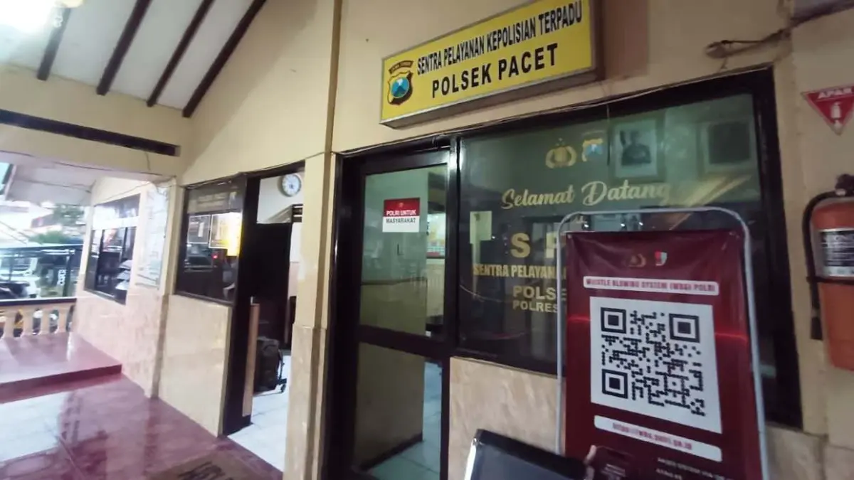DIUNGKAP: Petugas Polsek Pacet saat menerima laporan dari korban dugaan pelecehan seksual yang dialami atlet sepeda perempuan, Minggu (30/8). Polisi kini telah mengamankan pelaku dan diserahkan ke Unit PPA Satreskrim Polres Mojokerto.(Rizal JPRM)