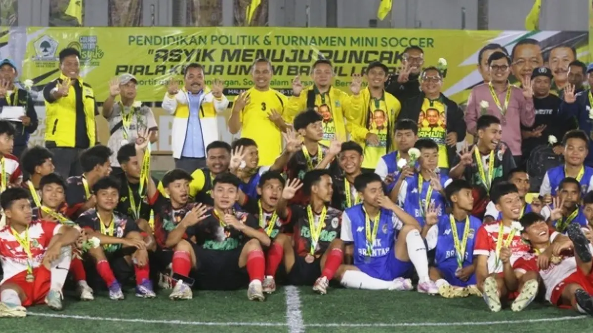UTAMAKAN SPORTIVITAS: Pemain dari tiga tim teratas Turnamen Bahlil Mini Soccer Asyik Menuju Puncak Zona Malang foto bersama pengurus DPD Partai Golkar di Malang Raya dan DPD Partai Golkar Jatim, Selasa malam (1/9). Zona Madiun bakal dimulai hari ini (3/9) di Gontor Mini Soccer, Ponorogo. (DARMONO/JAWA POS RADAR MALANG)