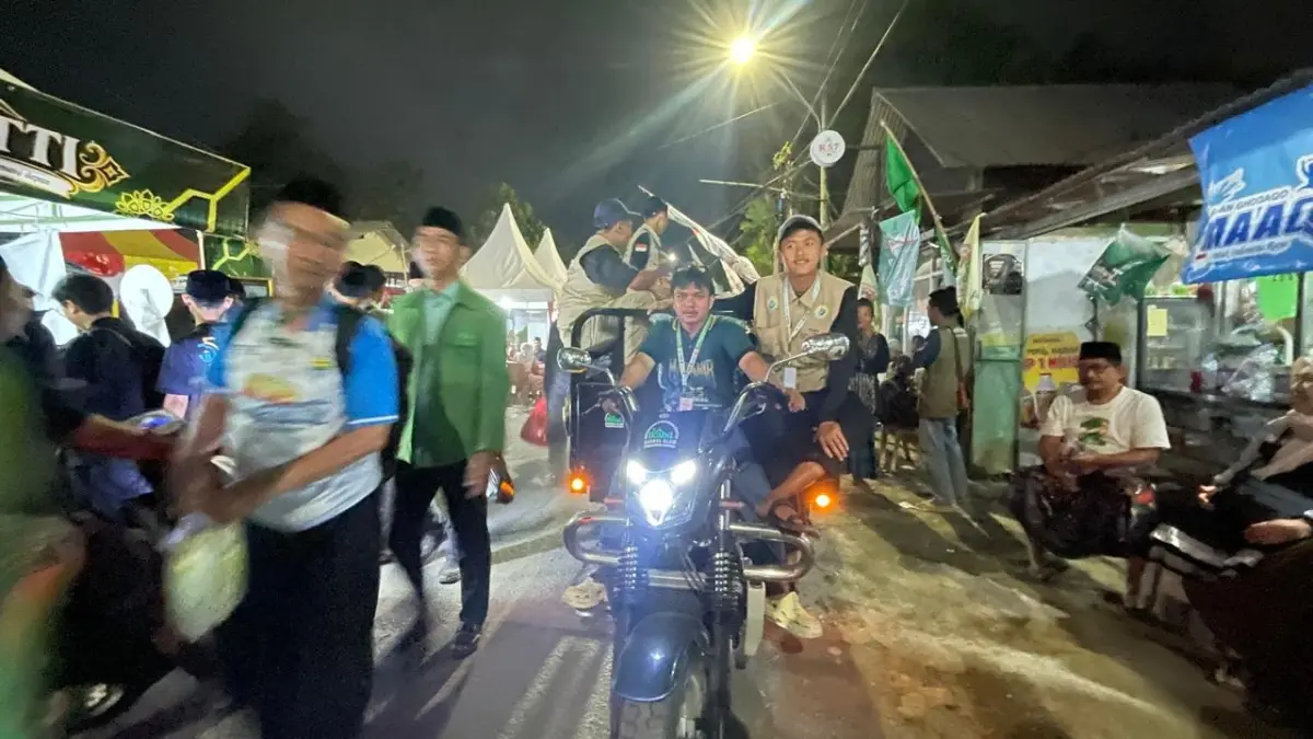 IKHLAS MENGABDI: Faiz Nafiq dan empat santri Pondok Pesantren Bahrul Ulum Tambakberas, Jombang, bertugas membersihkan potensi penumpukan sampah selama Muktamar ke-35 NU berlangsung. (Chariris/JPRM)