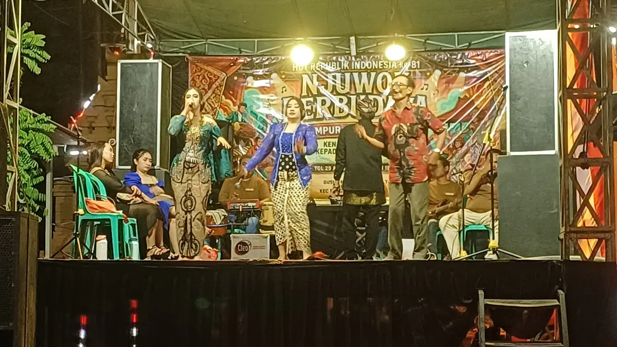 KEMERIAHAN: Semarak Agustusan di Dusun Bakalan (Njuwok), Desa Tempuran, Kecamatan Pungging menggunakan hasil uang jumputan warga, Sabtu (29/8) lalu. (Dodik Rudiyanto/JPRM)