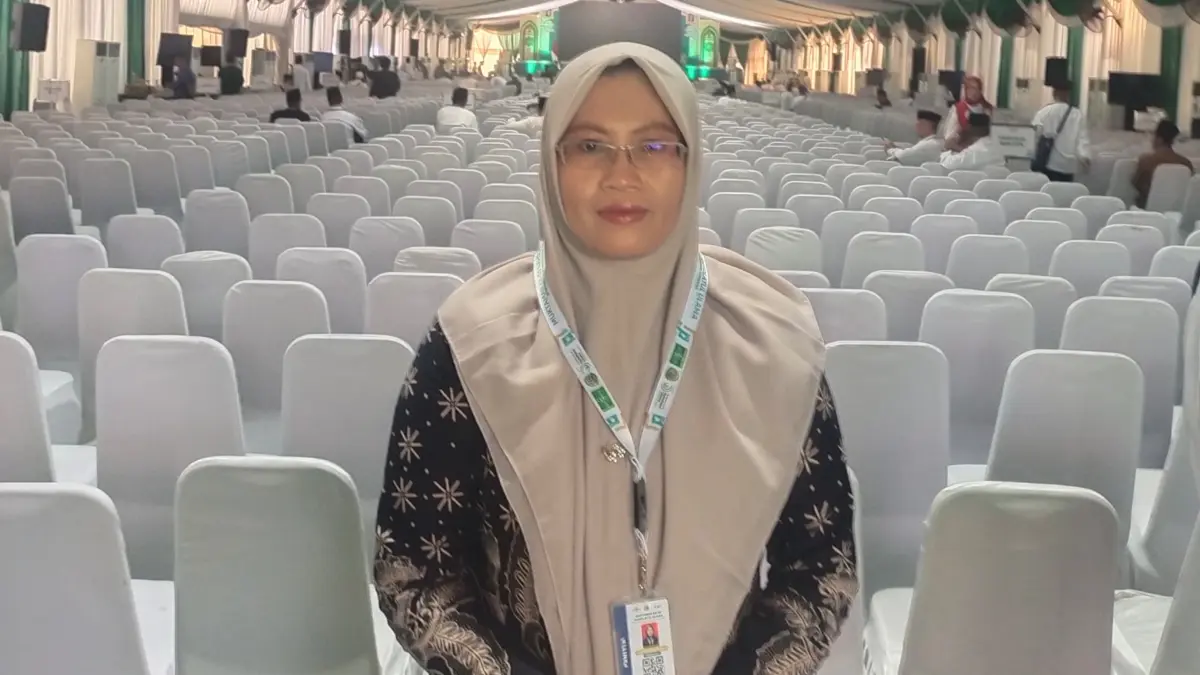 KHIDMAT: Lilik Maslamah, M.Pd.I, di sela menjalankan tugas mengawal persidangan Muktamar ke-35 NU, di Pondok Pesantren Bahrul Ulum Tambakberas, Jombang,