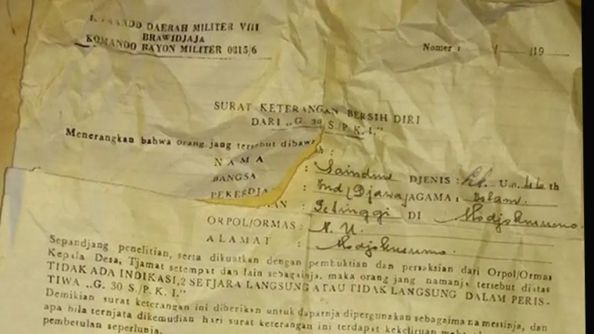 LEMBAR TERTULIS: Surat keterangan tidak terlibat G30S/PKI yang dikeluarkan Koramil 0815/6 Kemlagi, Kabupaten Mojokerto.&nbsp;(Foto koleksi Ayuhanafiq)