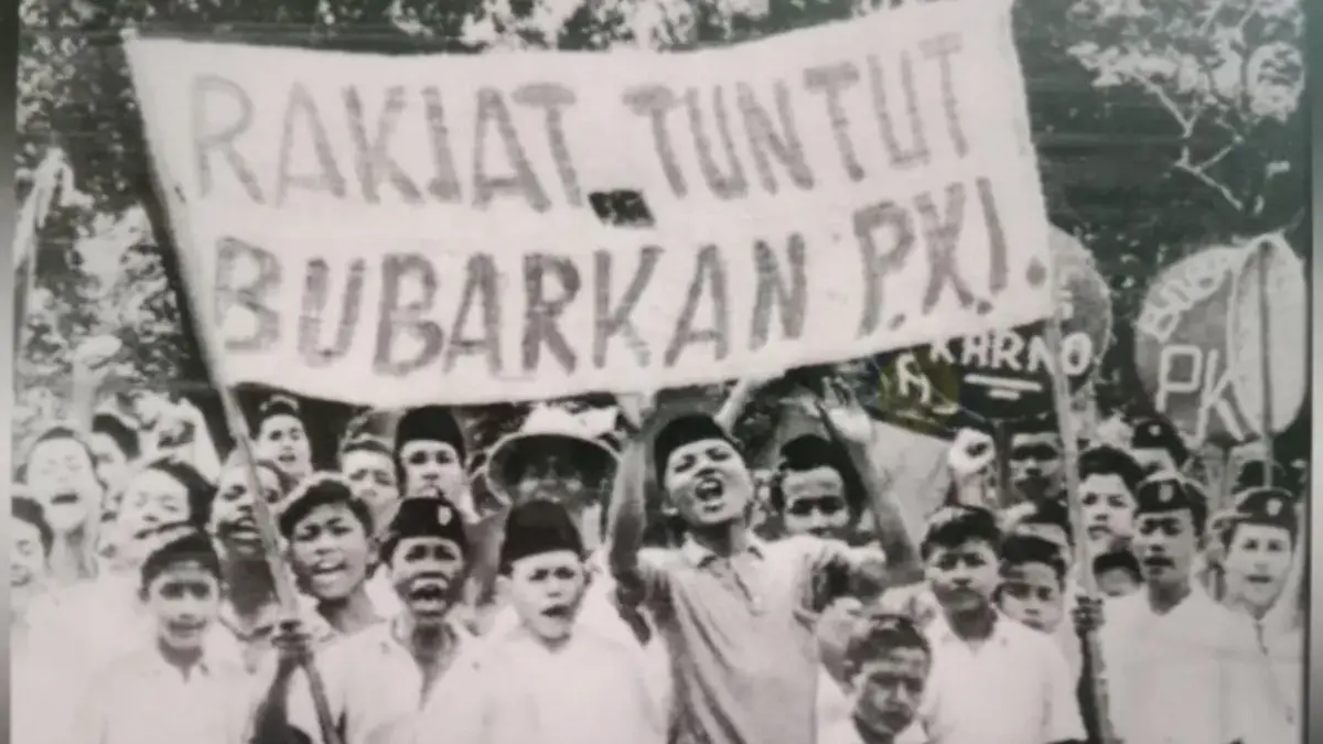 PERGERAKAN: Aksi pemuda pelajar yang menuntut pembubaran PKI di akhir masa pemerintahan Orde Lama tahun 1966. (Foto koleksi Ayuhanafiq)