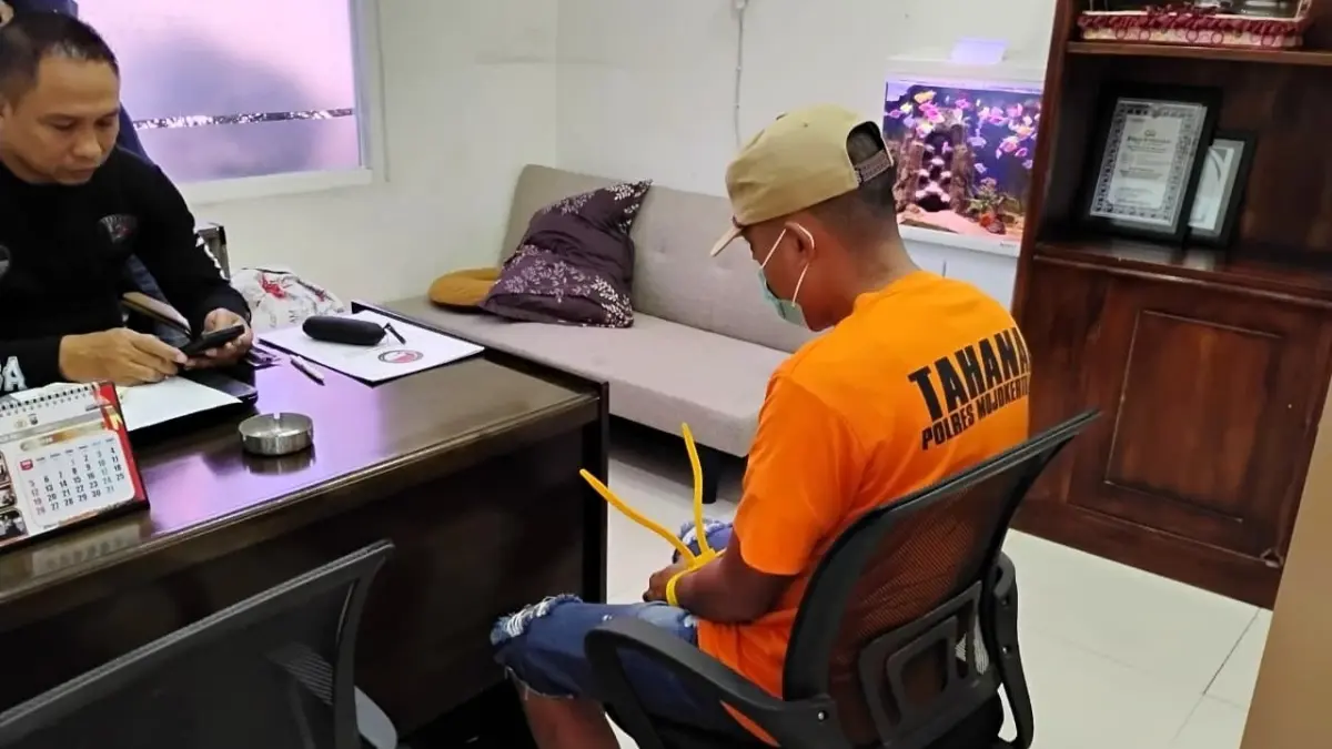 PESAKITAN: Tersangka kasus peredaran vape narkoba saat diperiksa oleh petugas Satresnarkoba Polres Mojokerto Kota, Juni lalu.&nbsp;(dok JPRM)
