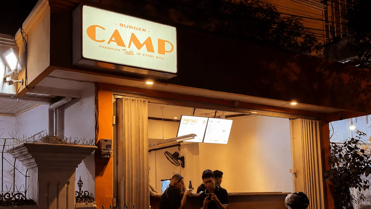 Tampilan depan Burger Camp Mojokerto yang hadir dengan konsep tempat makan sederhana dan nyaman bagi pengunjung.