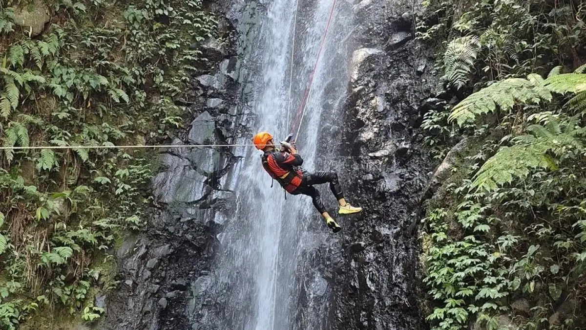 TINGKATKAN KESIAPAN: Pelatihan vertical rescue yang digelar BPBD Kabupaten Mojokerto di Air Terjun Coban Cowang, Desa Padusan, Kecamatan Pacet, Rabu (2/9).