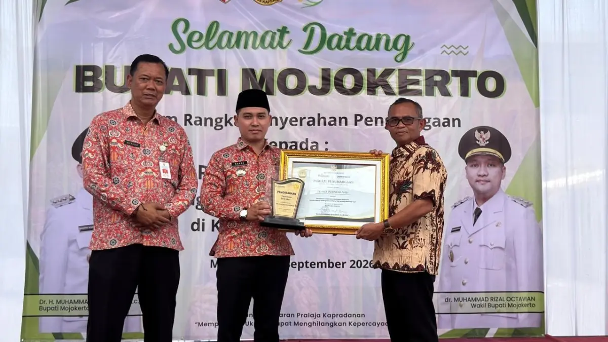 APRESIASI: Bupati Mojokerto Muhammad Albarraa didampingi Kepala Disperindag Noerhono menyerahkan penghargaan perusahaan tertib ukur kepada Koordinator Rice Mill Jawa Timur PT PIM, Sudarsono, di Desa Jasem, Kecamatan Ngoro, Kamis (3/9). (Dori/JPRM)