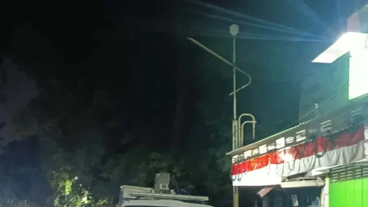 BAKAL DITAMBAH: DPRKP2 Kabupaten Mojokerto menerjunkan tim reaksi cepat (TRC) dan truk skylift untuk memperbaiki LPJU di wilayah Kecamatan Mojosari, kemarin (3/9). (Rizal JPRM)