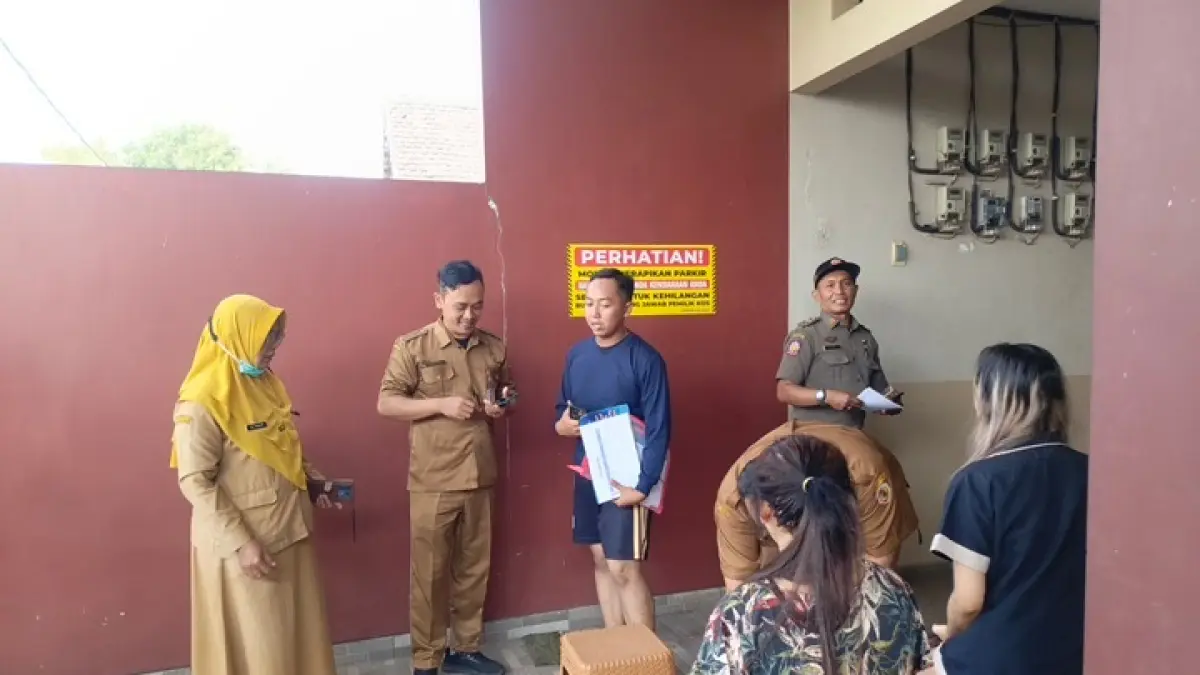 DETEKSI DINI: Petugas gabungan dari Satpol PP, Dinkes, dan RSUD Prof dr Soekandar Kabupaten Mojokerto melakukan razia dan tes kesehatan terhadap penghuni kos di Kecamatan Pungging, Senin (24/8) lalu. (Dori/JPRM)