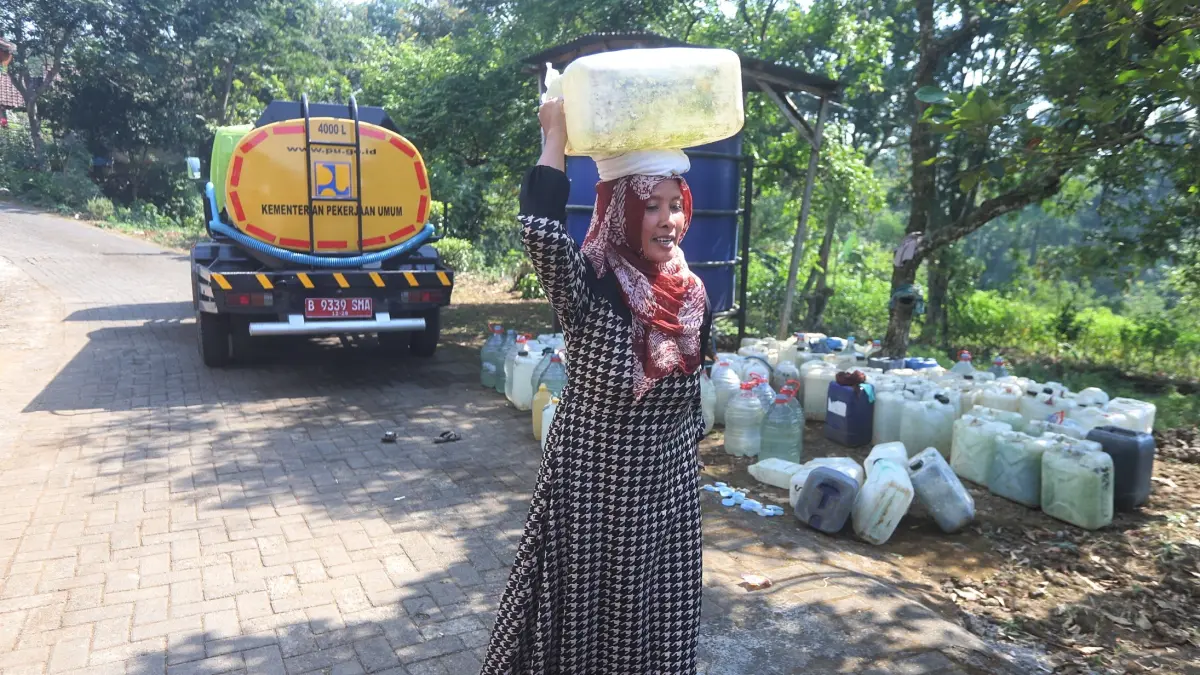 DIDISTRIBUSIKAN: Warga Desa Kunjorowesi, Kecamatan Ngoro mengambil air bersih dari dropping bantuan BPBD Kabupaten Mojokerto, Juli lalu. (Sofan Kurniawan/JPRM)