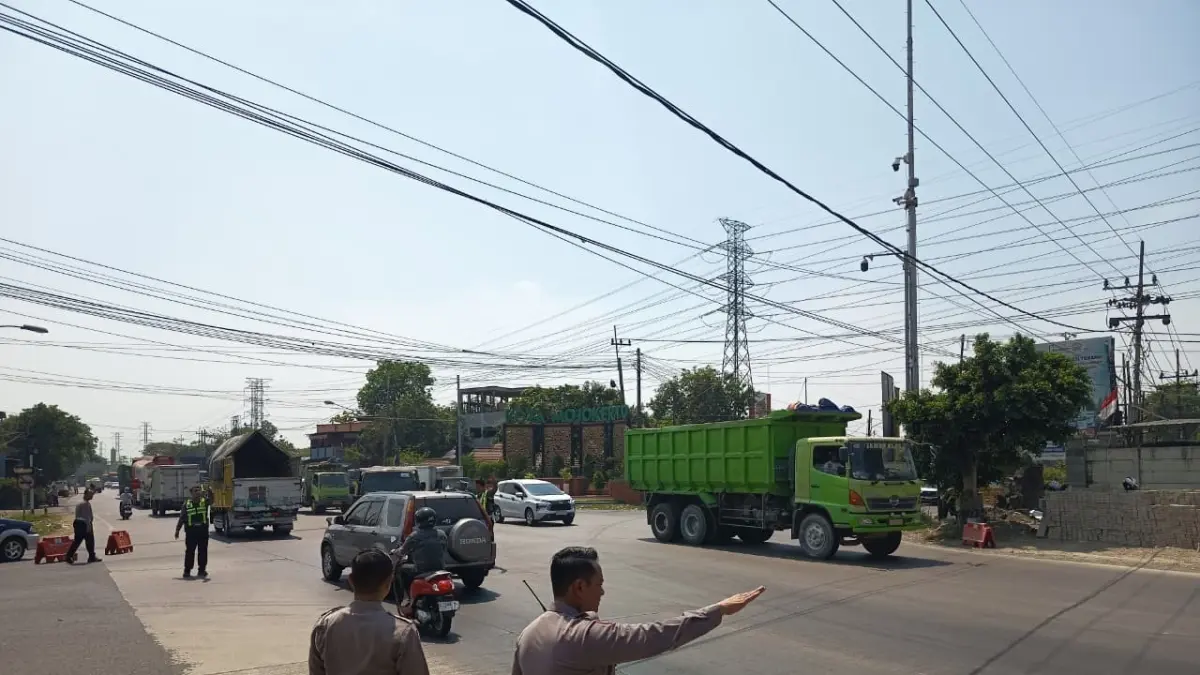 DIREKAYASA: Satlantas Polres Mojokerto bersama Dishub Jatim melakukan manajemen pengaturan lalu lintas di Simpang Lima Kenanten, Kecamatan Puri, Jumat (28/8) lalu. (Rizal/JPRM)