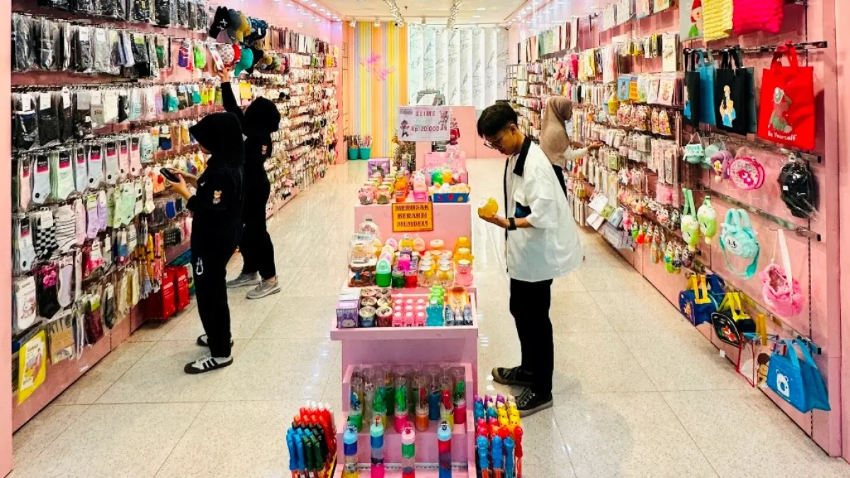 GEBER: Pengunjung mal mengunjungi outlet Yokonana untuk berburu diskon harga dan promo menarik.(Dodik JPRM)