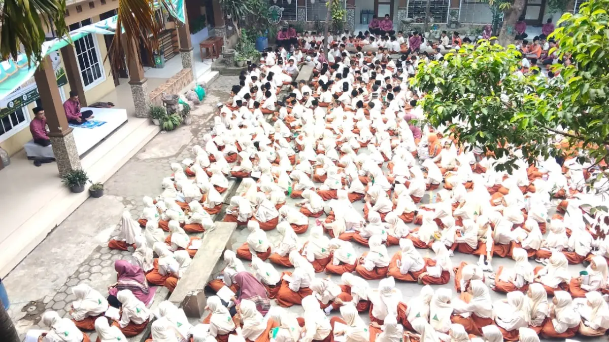 KLIR: Ratusan siswa MI Nurul Huda 2 Kota Mojokerto menggelar istighotsah dan doa bersama demi kelancaran dan kesuksesan Muktamar ke-35 NU di Pondok Pesantren Bahrul Ulum Tambakberas, Jombang, beberapa waktu lalu. (Indah JPRM)