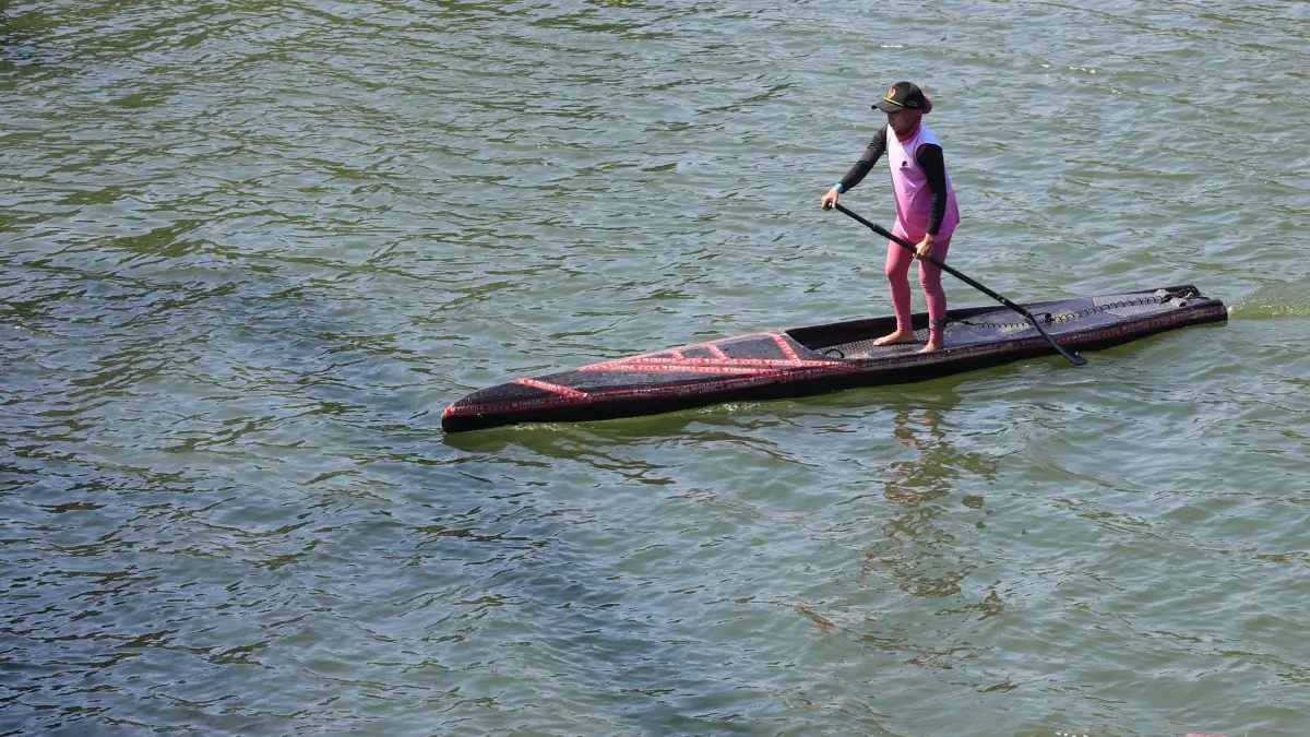 LATIHAN: Atlet dayung berada di Sungai Brantas untuk berlatih, Kamis (3/9). Aktivitas tersebut menarik perhatian warga yang melintasi di sekitaran Jogging Track, Kota Mojokerto. (Sofan Kurniawan/JPRM)