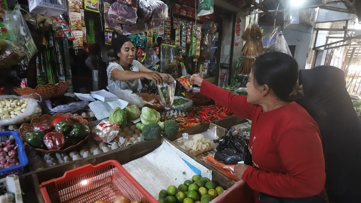 MELONJAK TAJAM: Pedagang di Pasar Tanjung Anyar Kota Mojokerto tengah meladeni pembeli komoditas cabai, Rabu (2/9). Kini, harga cabai mengalami lonjakan tajam hingga Rp 70 ribu per kilogram dari sebelumnya Rp 50 ribu per kilogram. (Sofan Kurniawan/JPRM)