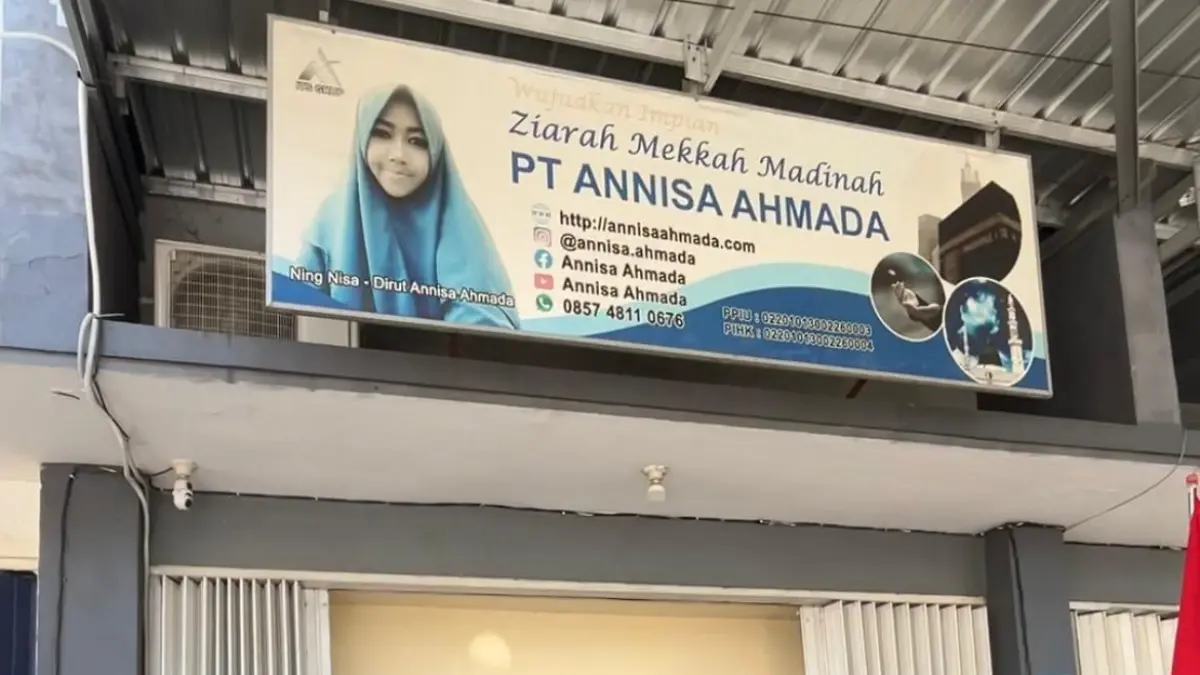 MINTA KEJELASAN: Calon jemaah umrah mendatangi kantor cabang PT Annisa Ahmada Travelindo di Jalan PB. Sudirman, Kota Mojokerto, Kamis (3/9). (Farisma/JPRM)